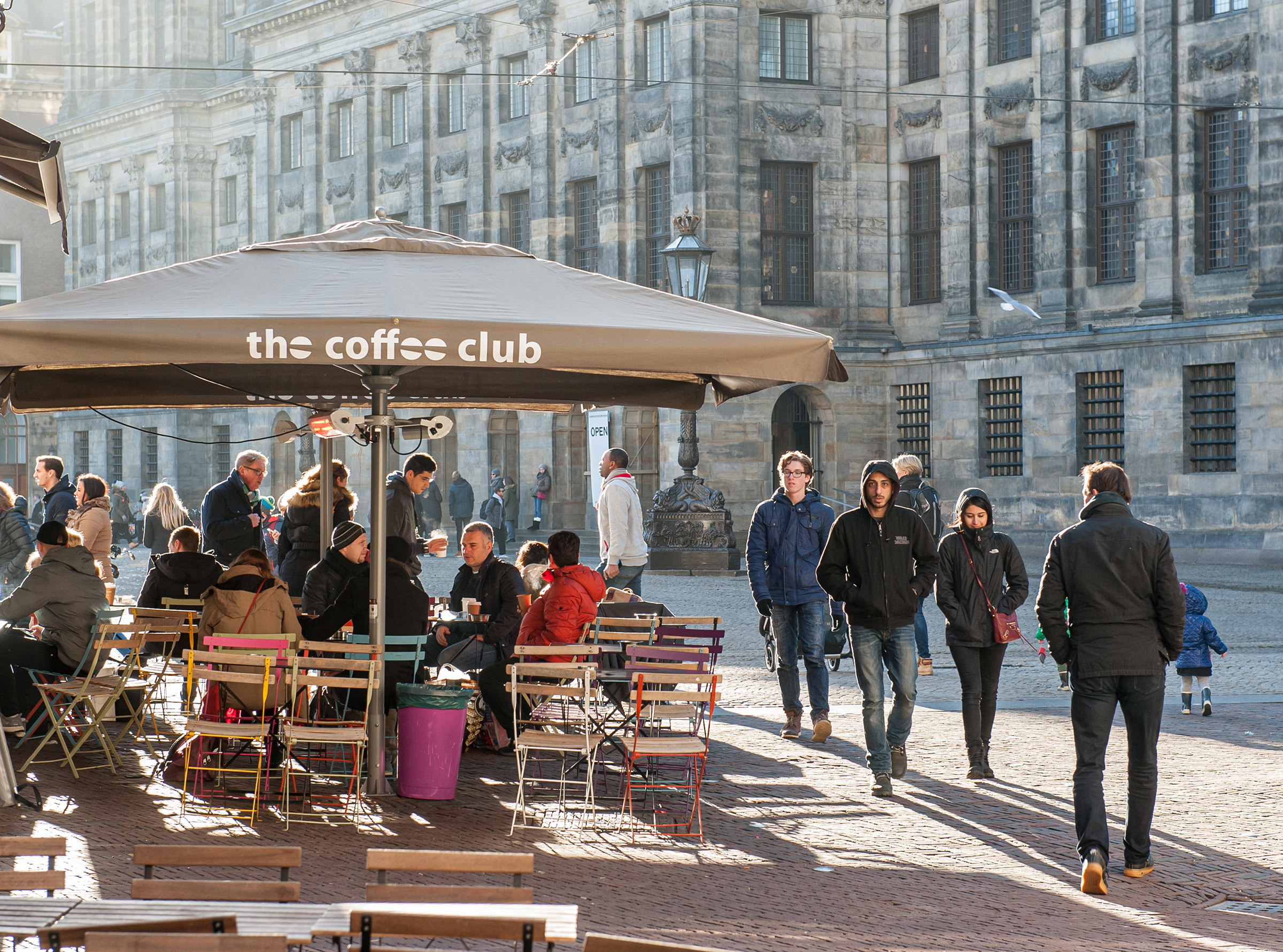 Amsterdam, voetgangers en koffiedrinkers nabij de Dam