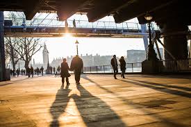 wandelbare stad - mensen lopen in de stad met zonsondergang