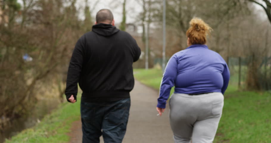 minder diabetes en obesitas in wandelvriendelijke stad - twee mensen met obesitas lopen