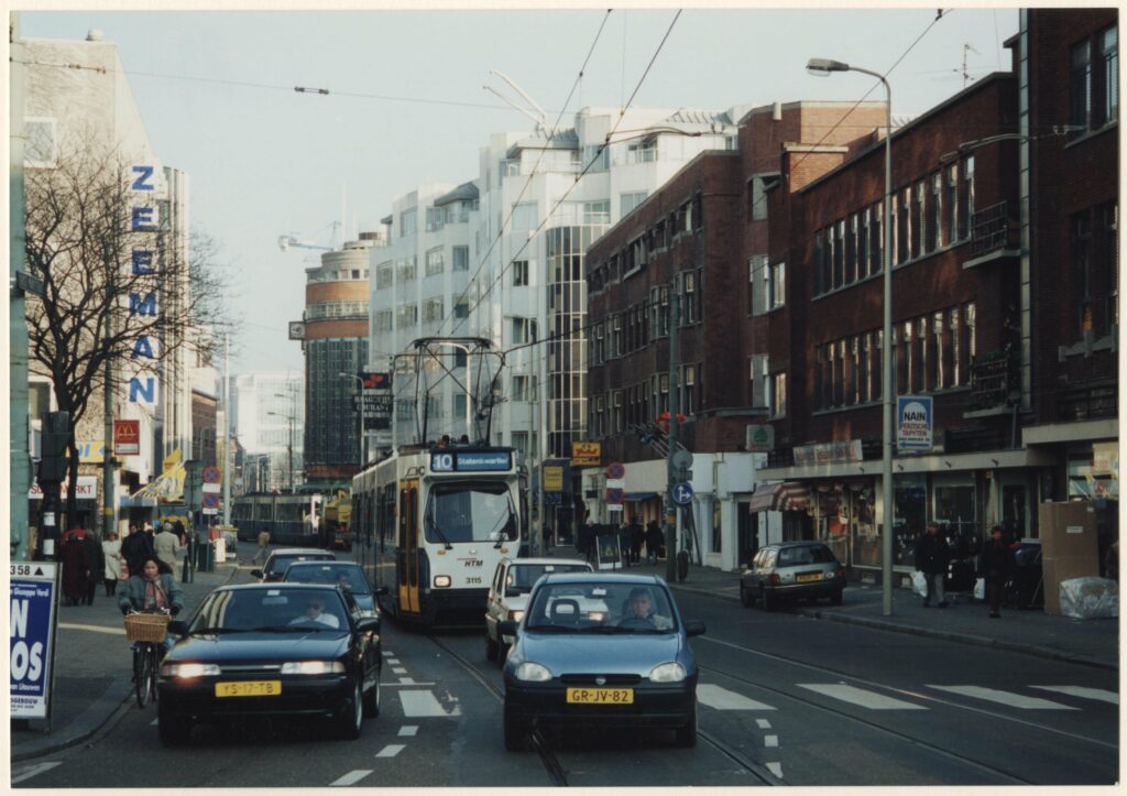 Grote Marktstraat in 1995 met tram en auto's