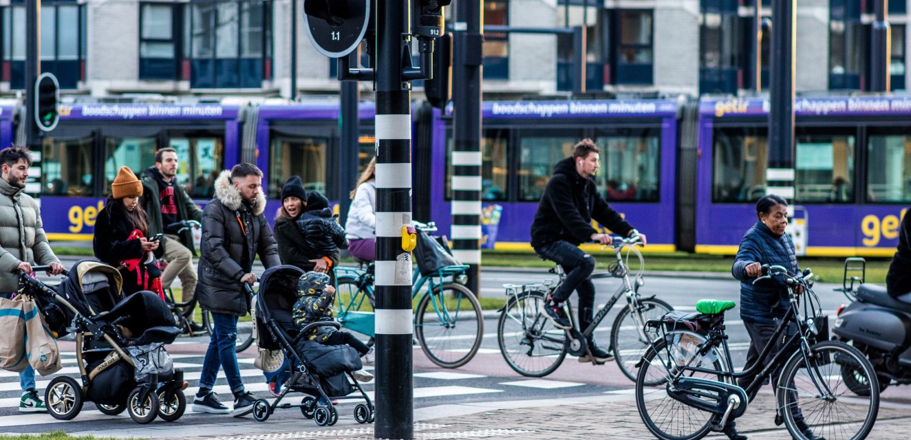 duurzame mobiliteit: fietsende en lopende mensen