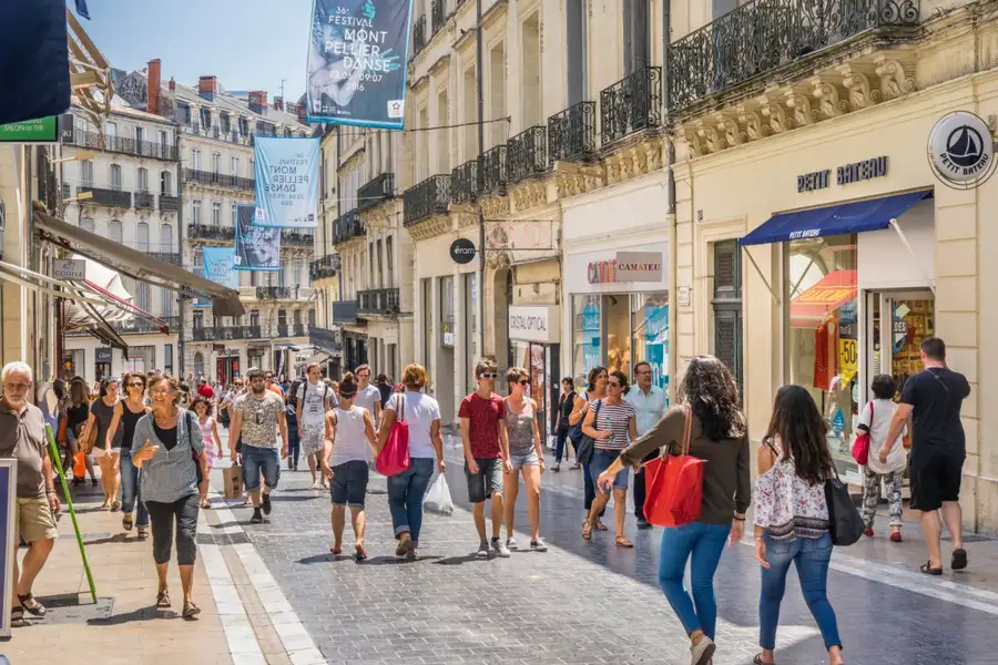 Minder vaak obesitas en diabetes in voetgangsvriendelijke gebieden. Mensen lopen in Montpellier