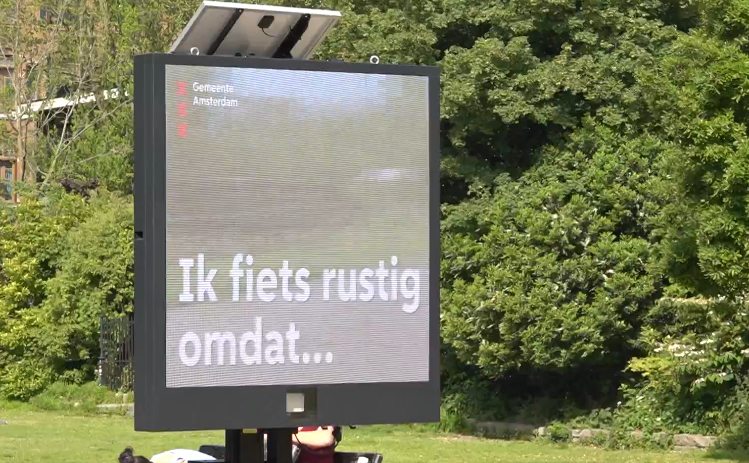 Amsterdam plaatste een aantal van deze schermen 'ik fiets rustig omdat' om de snelheid van fietsers omlaag te brengen.