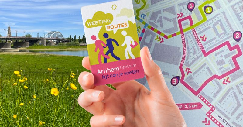 weetingroutekaart in Arnhem - hand houdt boekje vast