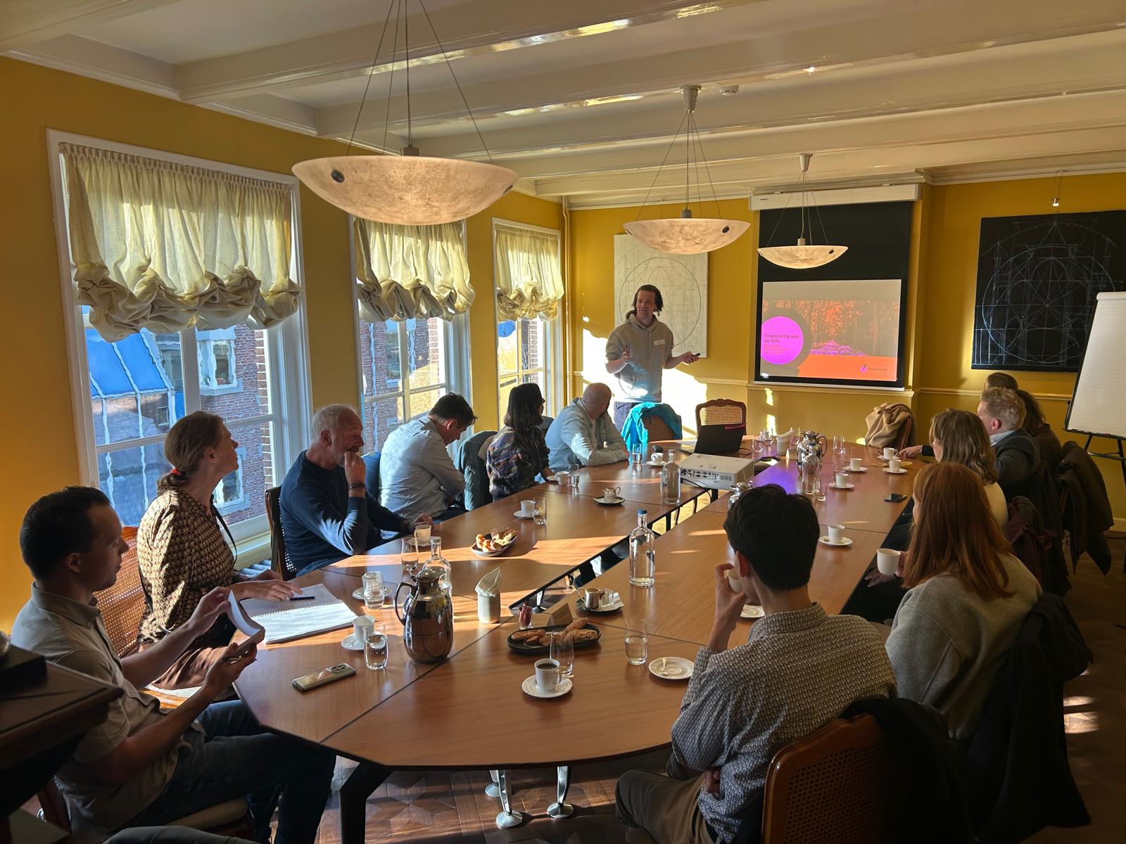 netwerkbijeenkomst van het Nationaal Masterplan Lopen - mensen aan een ronde tafel.