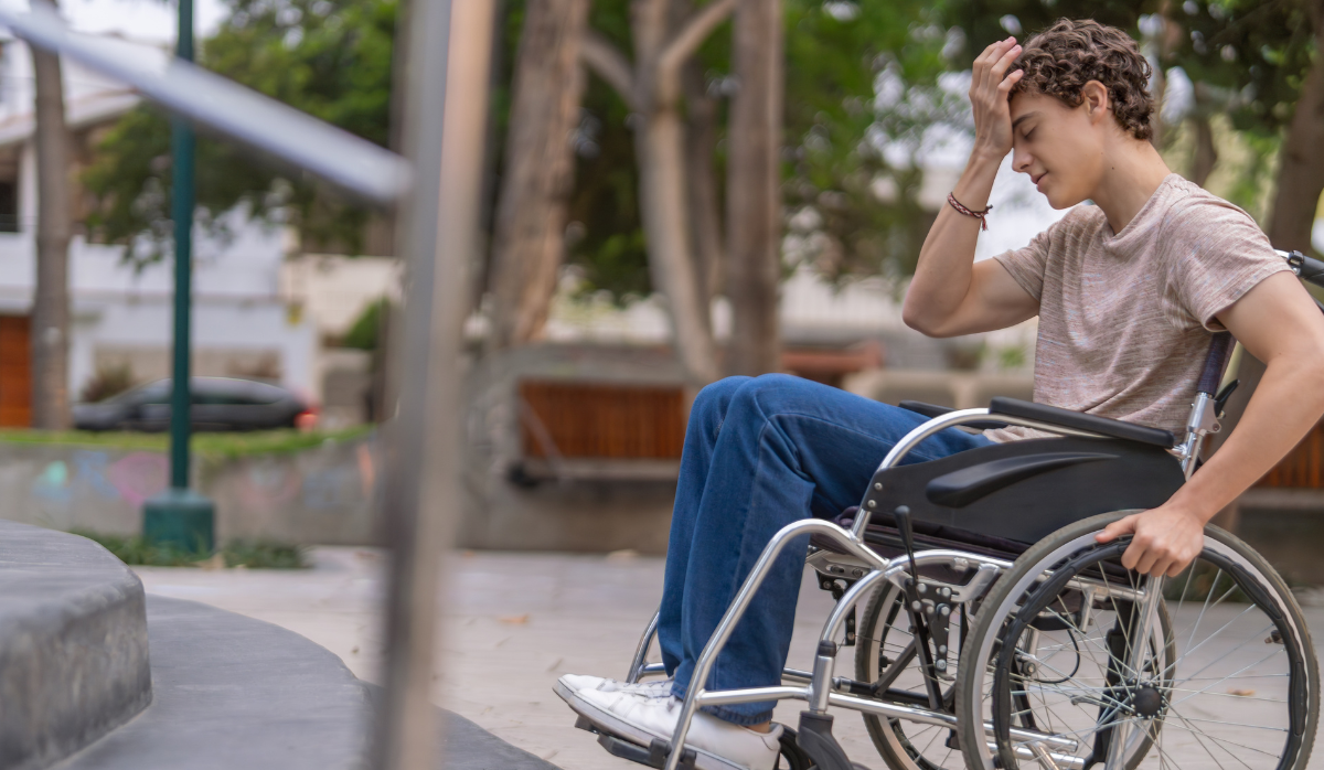 wandelaars met een beperking ervaren veel hindernissen - man in rolstoel die aankomt bij een trap.