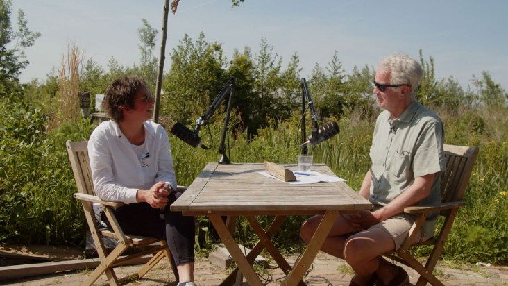 Wandelen begint bij de voordeur. In aflevering 6 van Groen Groeit Mee | De Podcast gaat Harry Boeschoten in gesprek met Ankie van Dijk, directeur van Wandelnet.